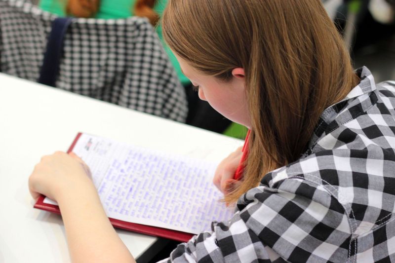 Étudiante se préparant pour un examen de français